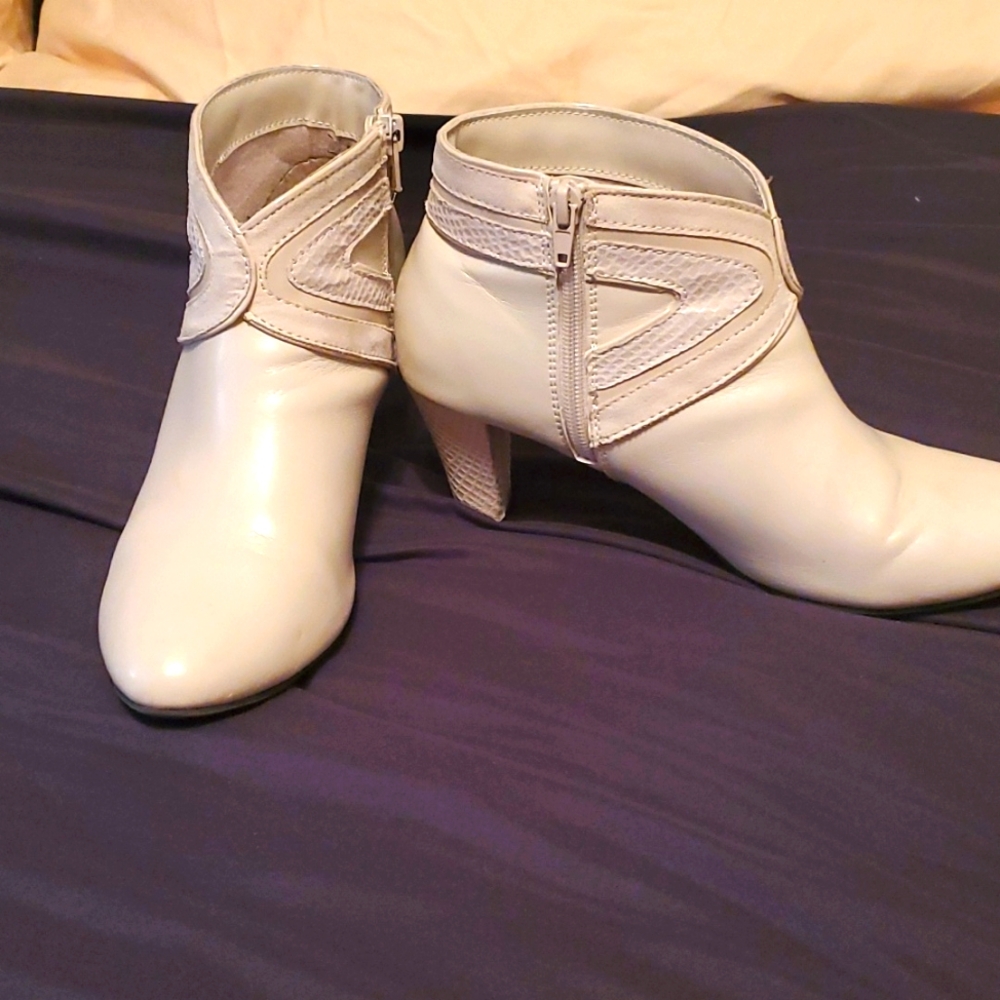 Snake skin detail Cream leather